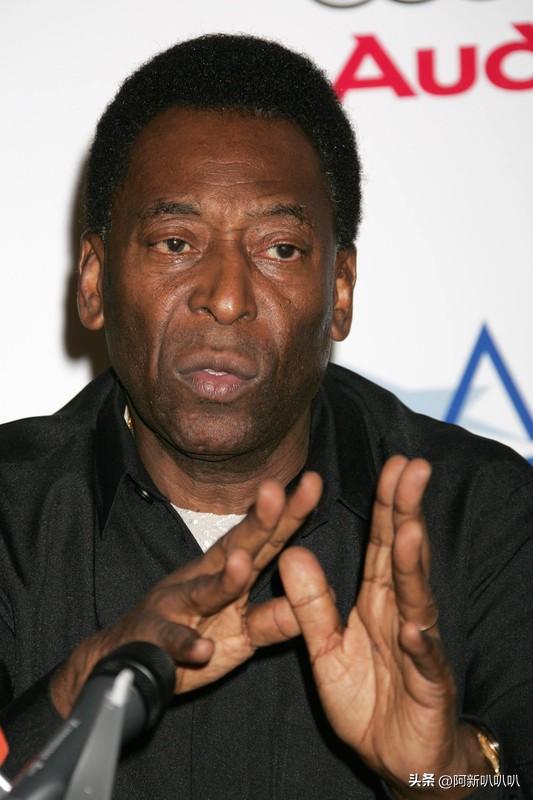 要说我心中最强的足球前锋，那必须是贝利。
他可是足球史上最全能的进攻天才，手握三