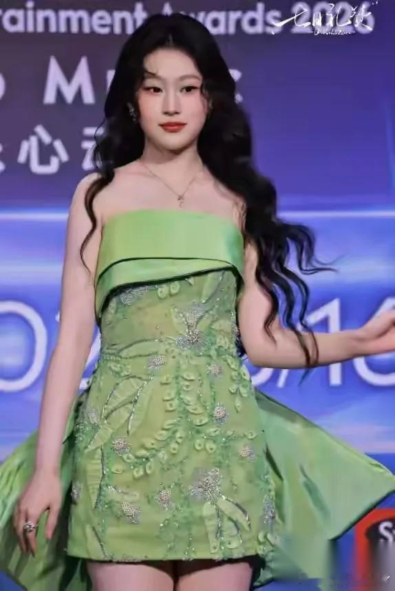 我要是小沈阳 我就不费劲捧沈佳润了 就她一个女孩子家家的，真没必要在娱乐圈吃苦了