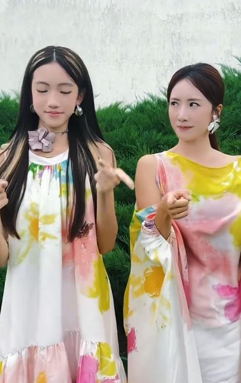 41岁李念 和14岁的女儿合拍视频。 按时间倒推就是李念27岁时生下大女儿，在娱