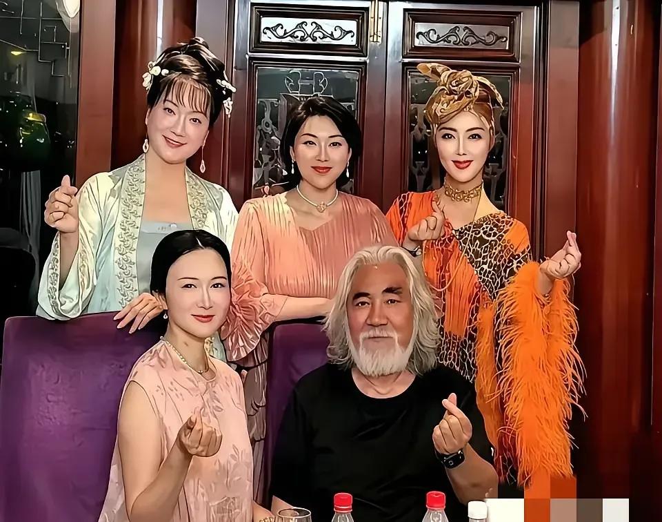 还是张纪中有魅力，一帮美女围绕着他，穿黄色衣服的更是美的不像话，老婆又年轻貌美，