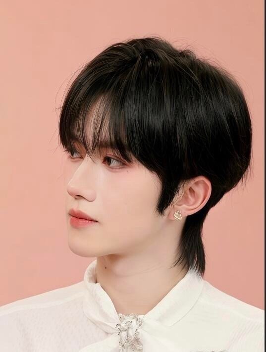 主持人口误把黄星叫成邱邱 直播的魅力就在于这些未经雕琢的真实反应。口误发生的那一