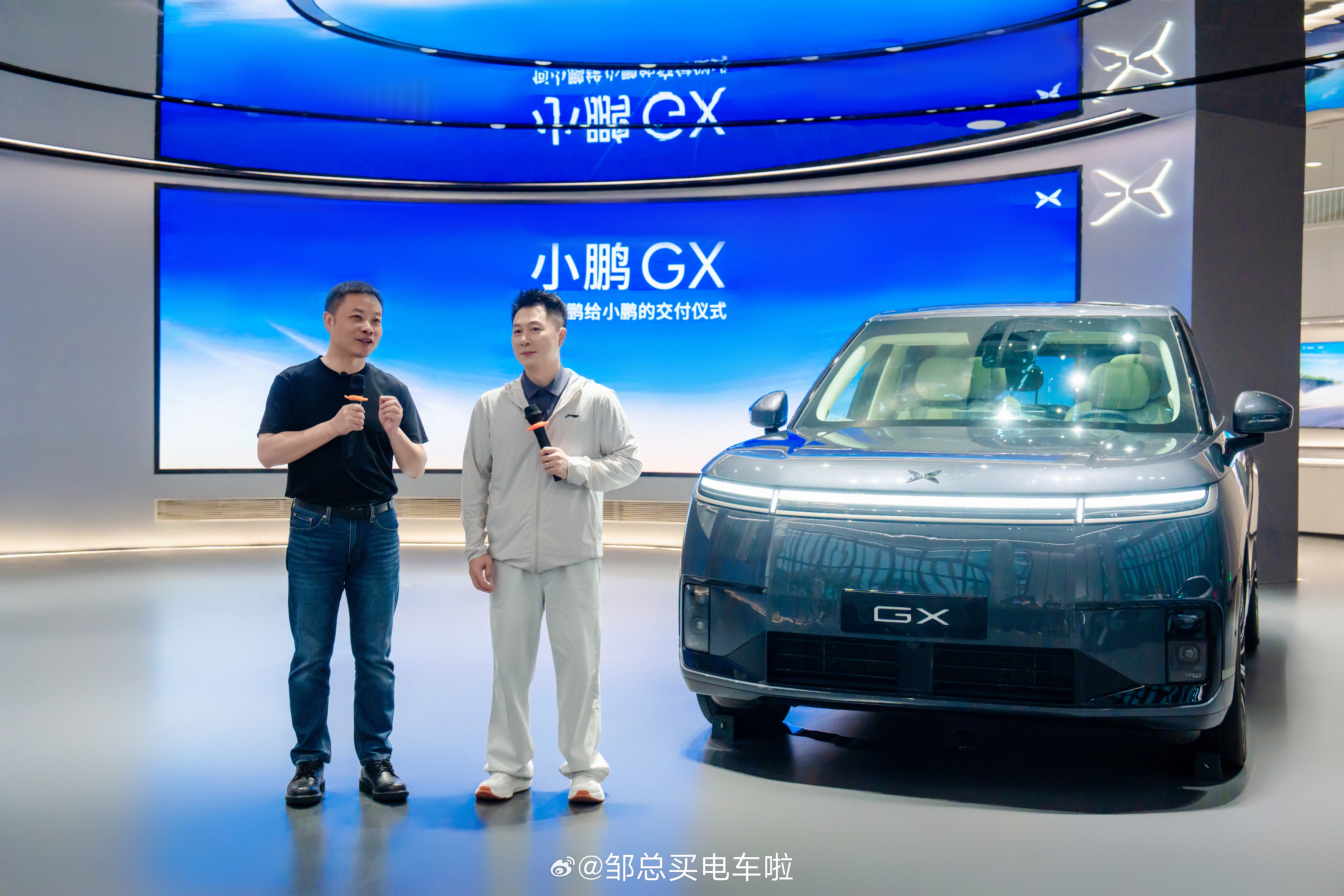 小鹏为小鹏交付小鹏，听着有点绕口，但这就是事实。何小鹏亲手把小鹏GX，交付给奥运