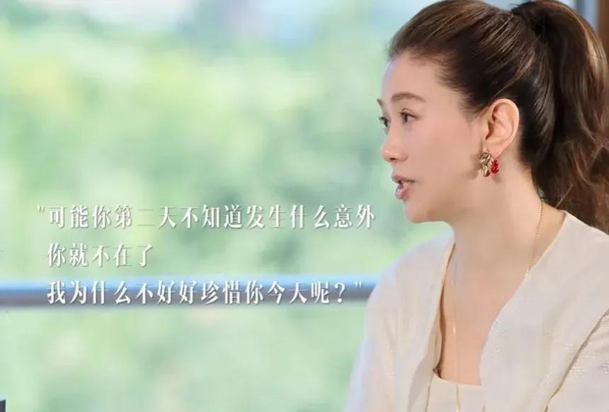 张智霖是那种不在关系里争输赢的男人，甚至觉得明天和意外不知道哪一个先来，能让着袁