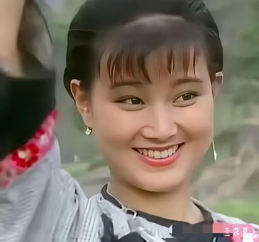 这是谁的年轻时代？水灵灵，挺秀气的。
哦！是宋祖英，凭借一首《小背篓》在央视春晚