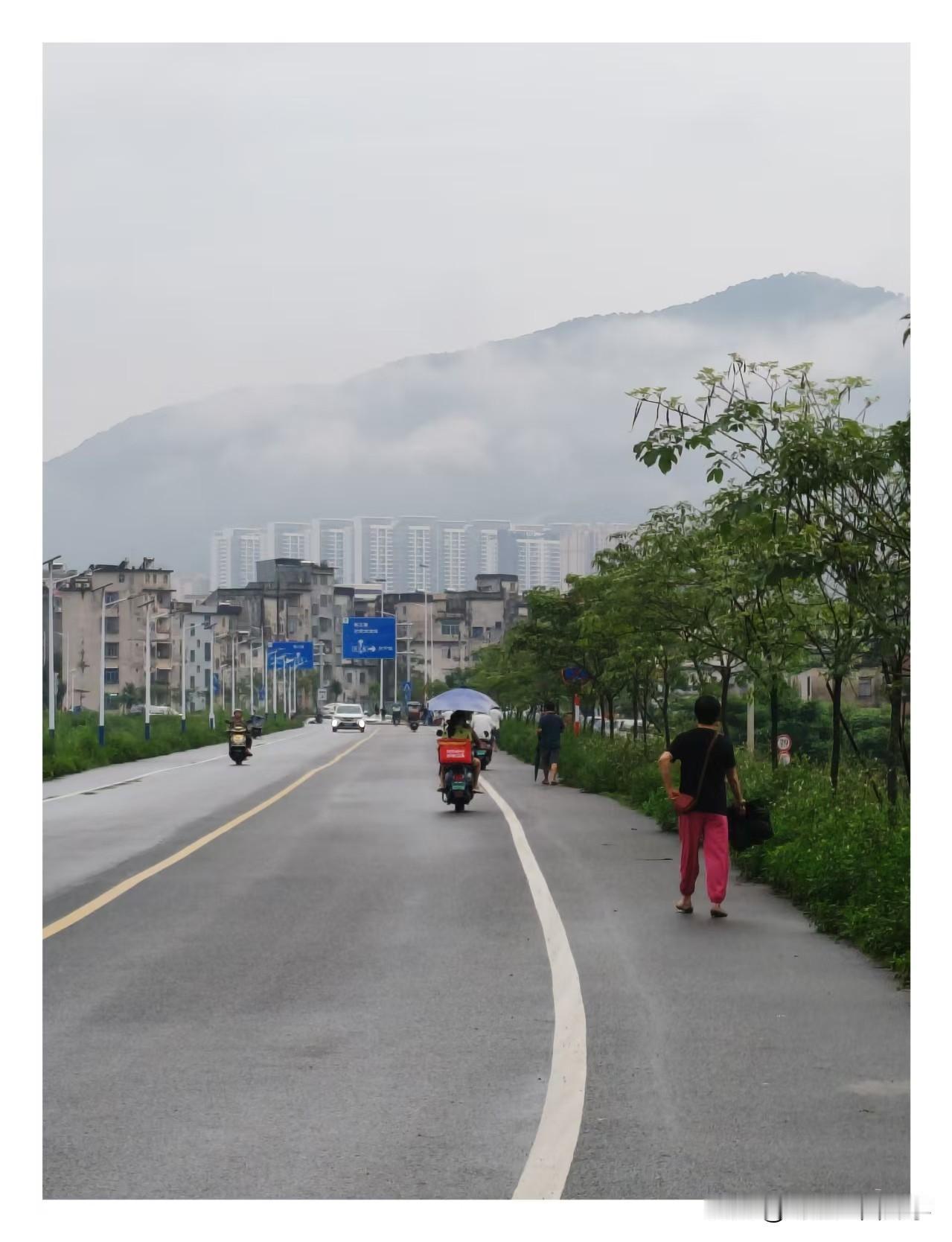 新建的江堤上，每到傍晚散步的人都很多是一个很好的健身场所。