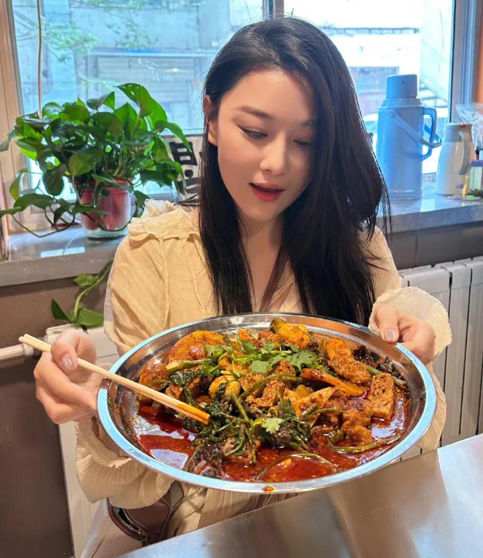 张馨予高调发文！

7月4日，张馨予突然冲上了热搜，起因是她在社交平台发文晒出自