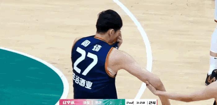 周琦被连吹两个技术犯规，直接离场了…[笑cry]2025粤港澳大湾区全运会辽宁男