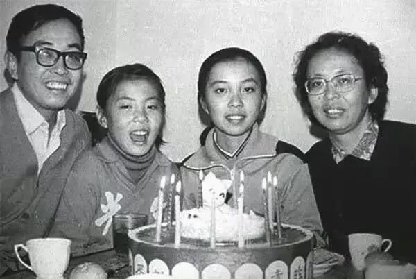 朱令考进了清华大学，她的姐姐吴今考进了北京大学，父母都是高级工程师，姐妹俩都挺漂