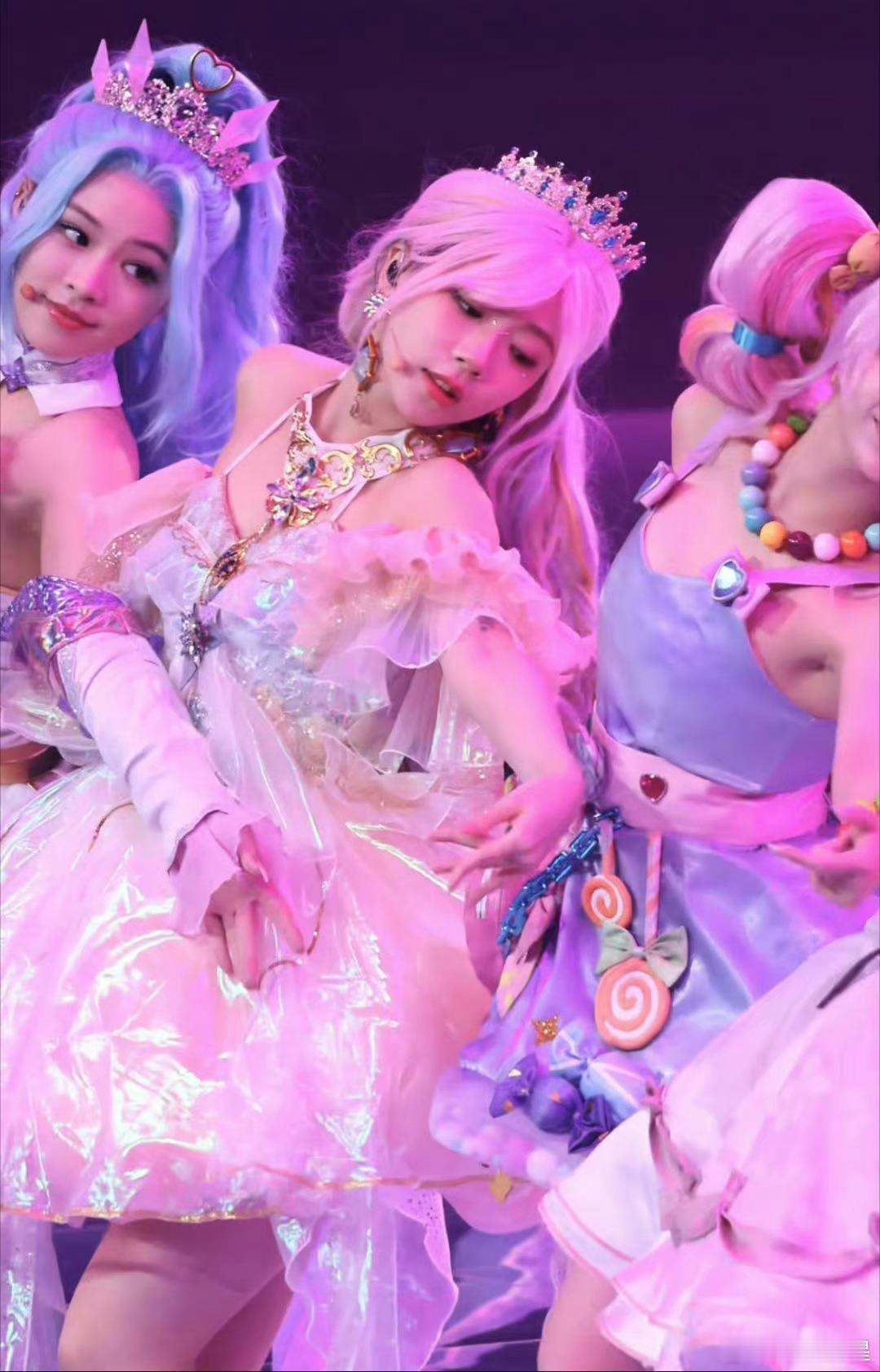 😎不得不说，乔一鱼的梦海之灵造型太赞了。舞台上的她闪闪发光，Gen1es 魅力