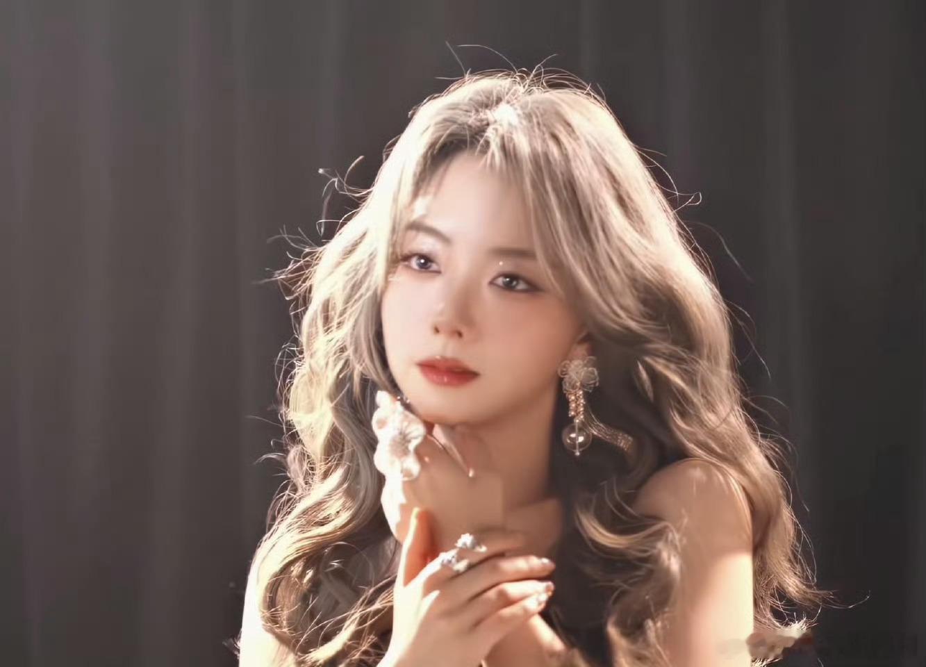 谭松韵金色卷发谭松韵金色卷发造型，好漂亮好可爱！谭松韵金色卷发造型