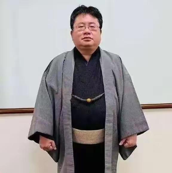 这个人他是日本人矢板明夫，原名叫荆涛，出生于天津曾是中国人，他的父亲是当年的日本