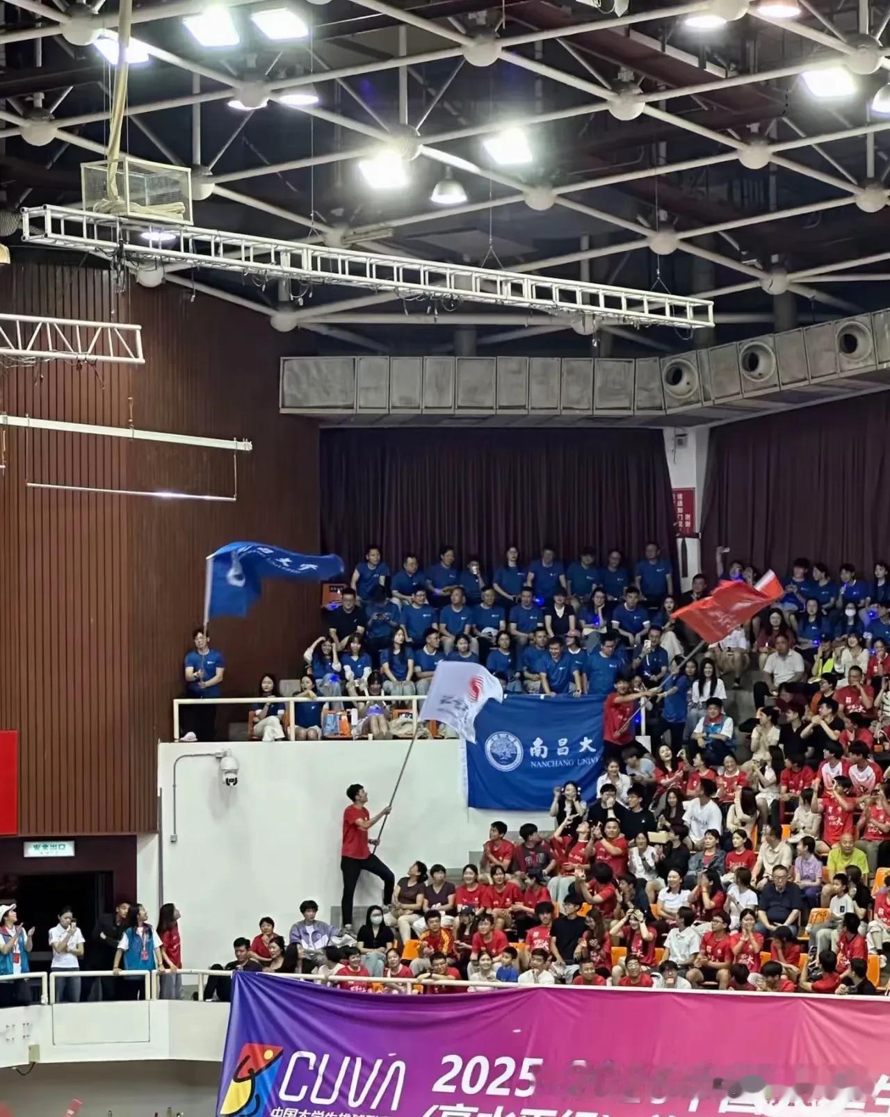 北京体育大学干不过南昌大学？？还把南昌大学啦啦队安排在角落里？这是北京体育大学能