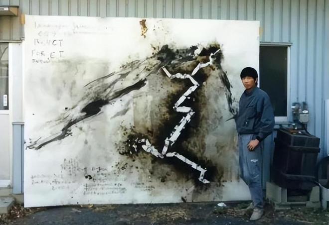 蔡国强在喜马拉雅燃放烟花《升龙》，点燃舆论战火。作品曾因环保问题遭日本、法国拒绝