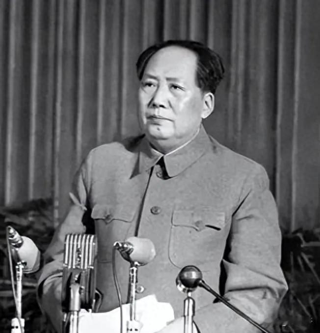 06年泰森拜谒毛主席遗容时发自内心感叹：站在伟人的面前我竟如此渺小！
1977年