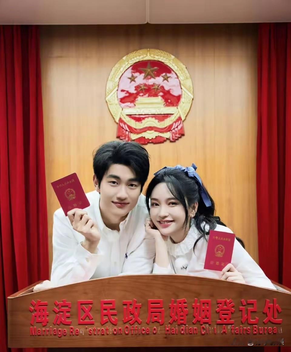 她成名的那年
是我出生的那年
她唱遍大江南北的时候
我在嗷嗷待哺
这就是金莎和孙