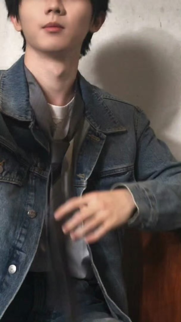 马嘉祺牛仔随拍 马嘉祺身穿Emporio Armani 新季时装丹宁牛仔，轻松驾