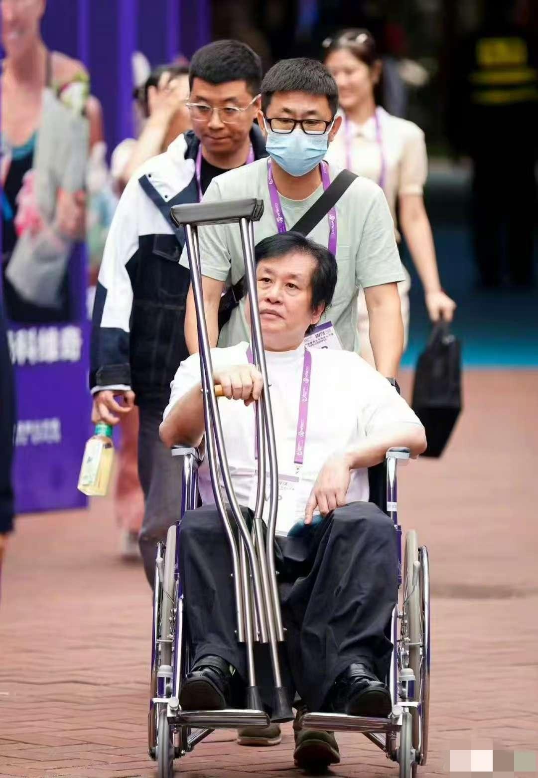 郑智化这个男人
不查不知道
原来他较真的一直都是

他坐轮椅在深圳机场登机，升降