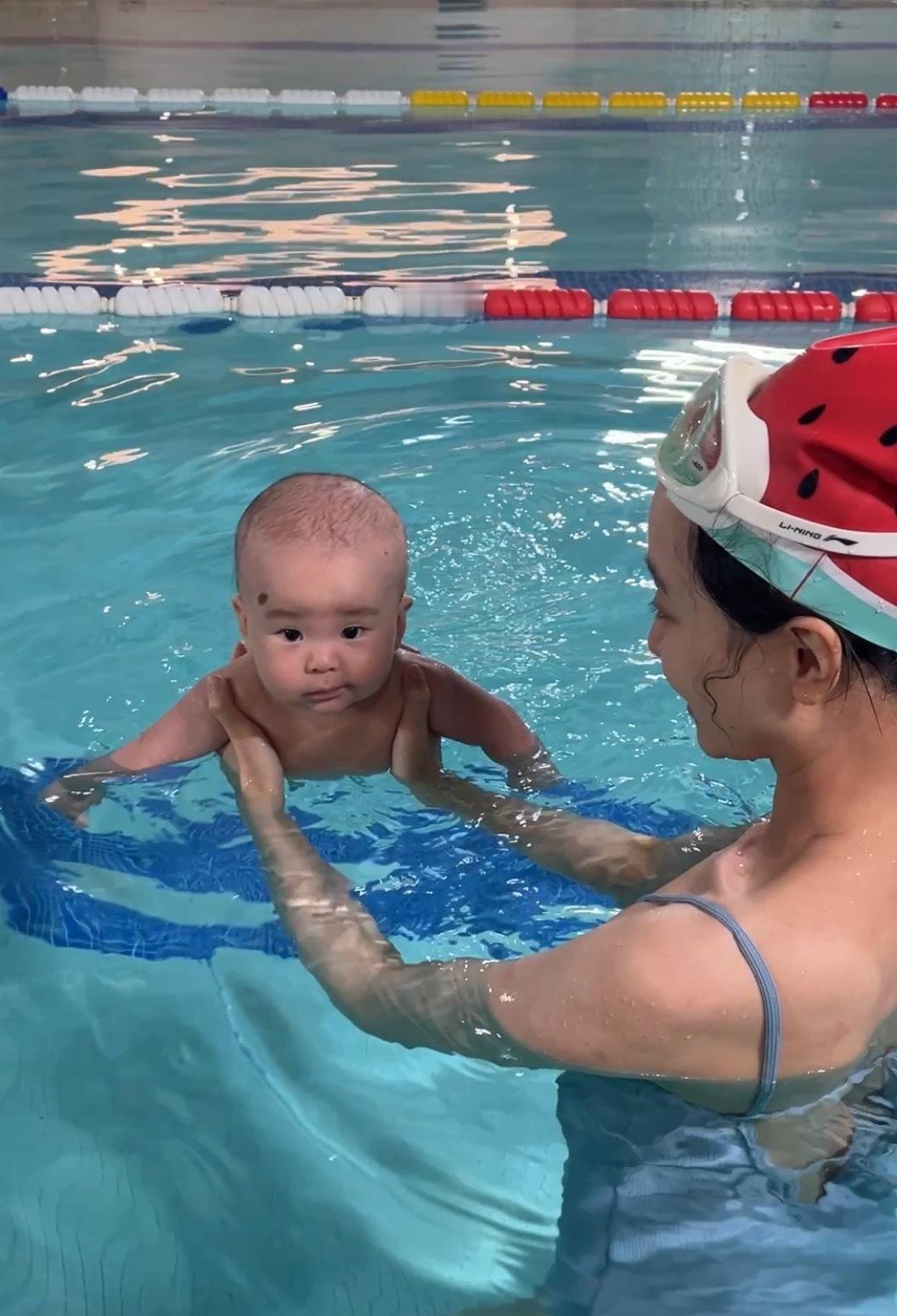 陈兜兜这邪魅一笑，亲朋好友看了都说和他爹一毛一样不是吧，我平时就这屌样的？？？一