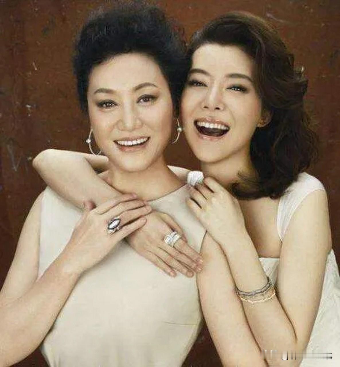 这个演员叫什么名字？我怎么想不起来了？这娘俩也太像了，妈妈可真年轻！老戏骨女演员