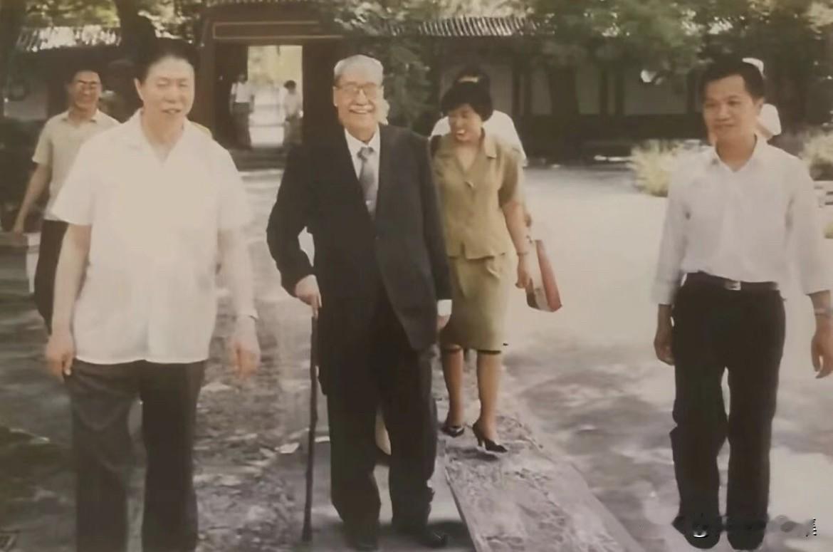 上世纪80年代，汾酒集团常贵明董事长和董寿平书画家在汾酒“醉仙居”的同框照。董寿