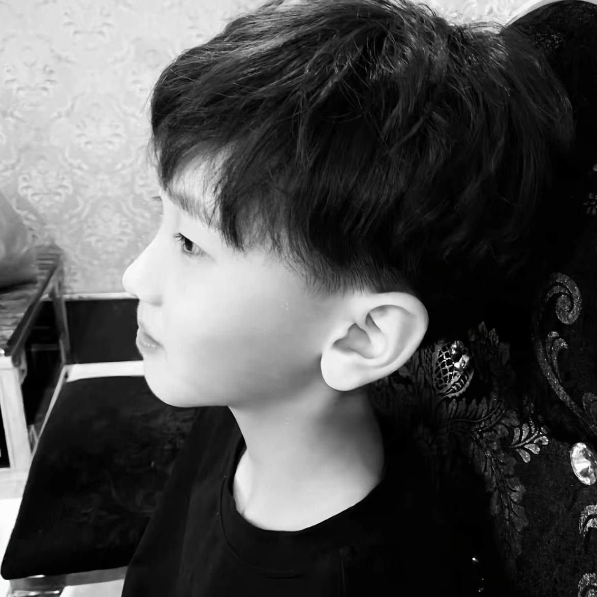 黑白男头男孩长大了 于是 