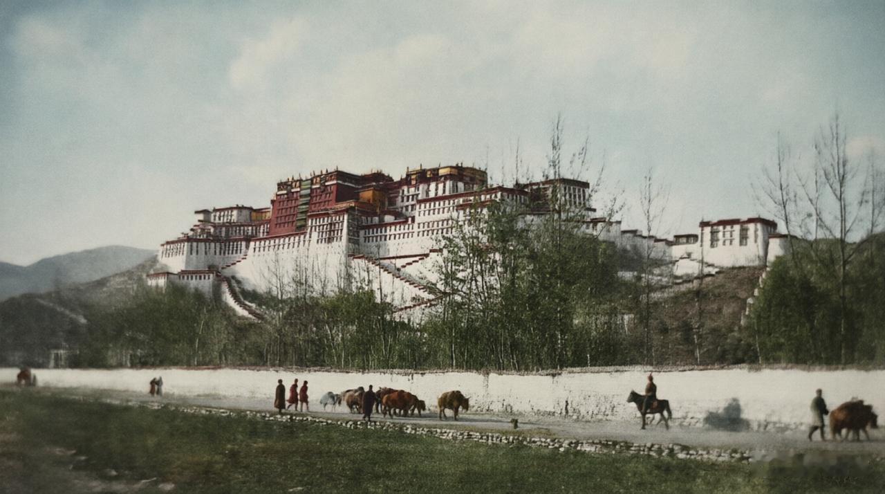 一百年前从东南面看布达拉宫


约1930年，（英）詹姆斯·莱斯利堰·威尔摄
 