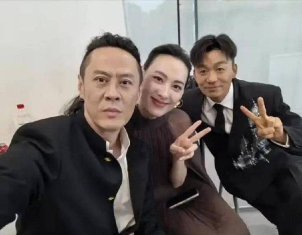 这张三人合照，我居然只认出了西装革履、疏眉朗目的王宝强；左一发型拉风、浓眉大眼的
