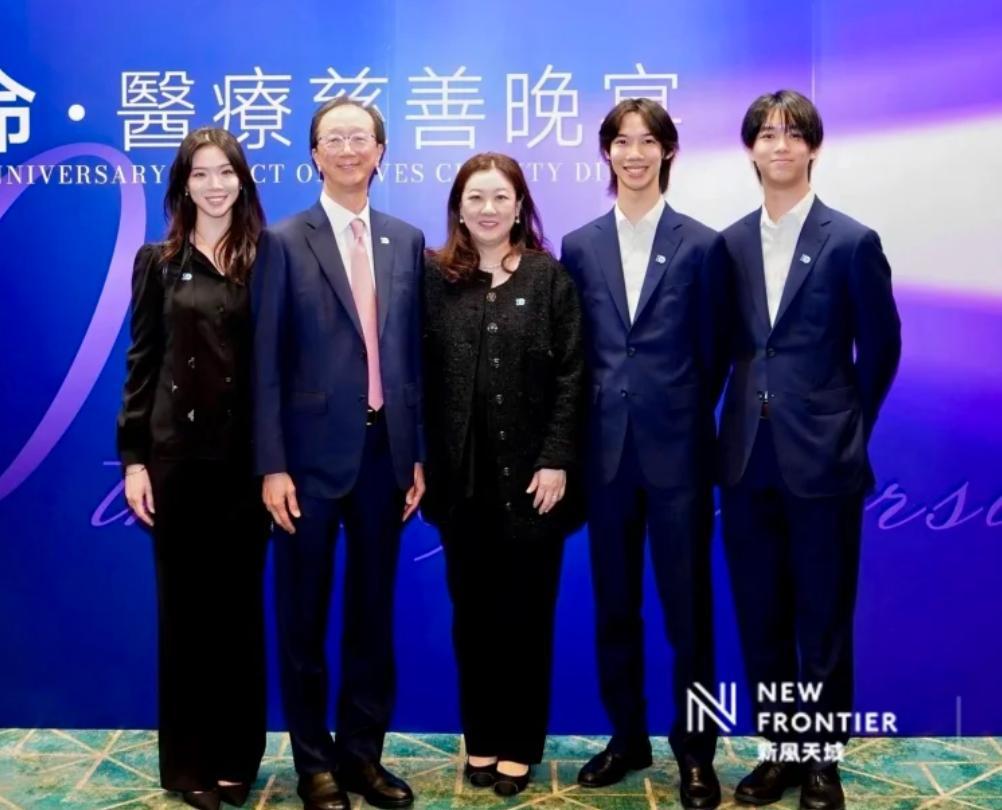 伏明霞一家五口太幸福，不愧是人生大赢家！一家人罕见同框大合影，48岁的她一脸富婆