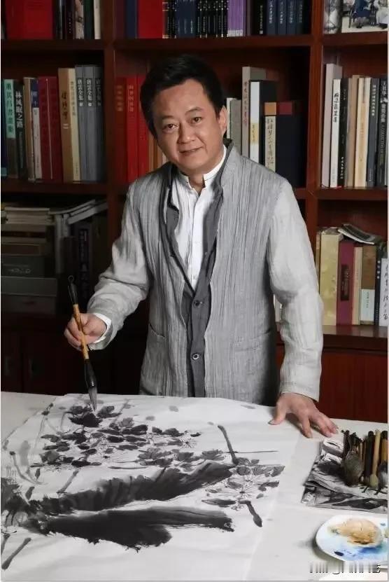 原来央视前主持人朱军是国画大家范曾的关门弟子。2008 年 4 月，朱军正式拜入