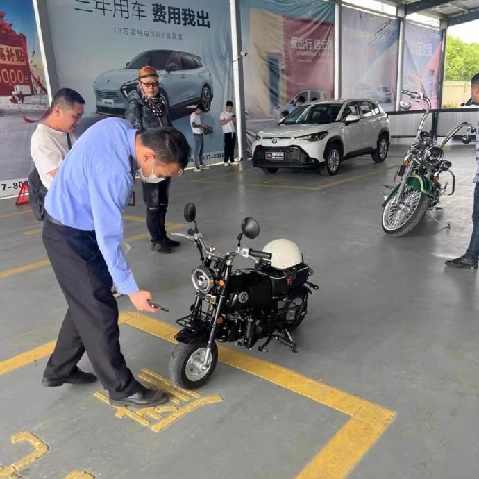 我骑这个小摩托车会是什么样的画面？
有人能用简单几个字形容出来吗？[思考]【来自