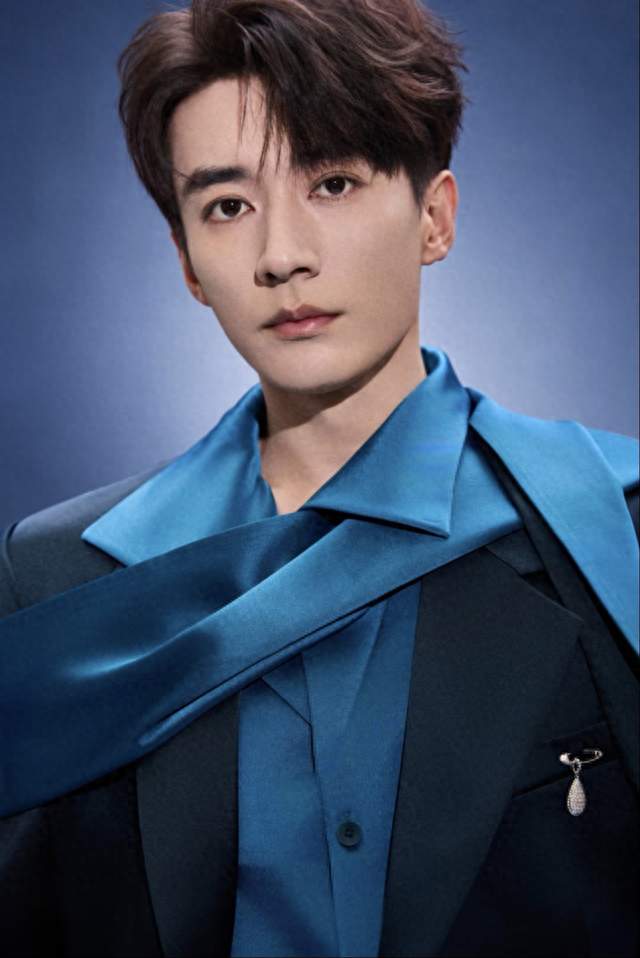 看不够根本看不够，刘学义 VOGUE 红毯，竟带一闪而过的破碎感