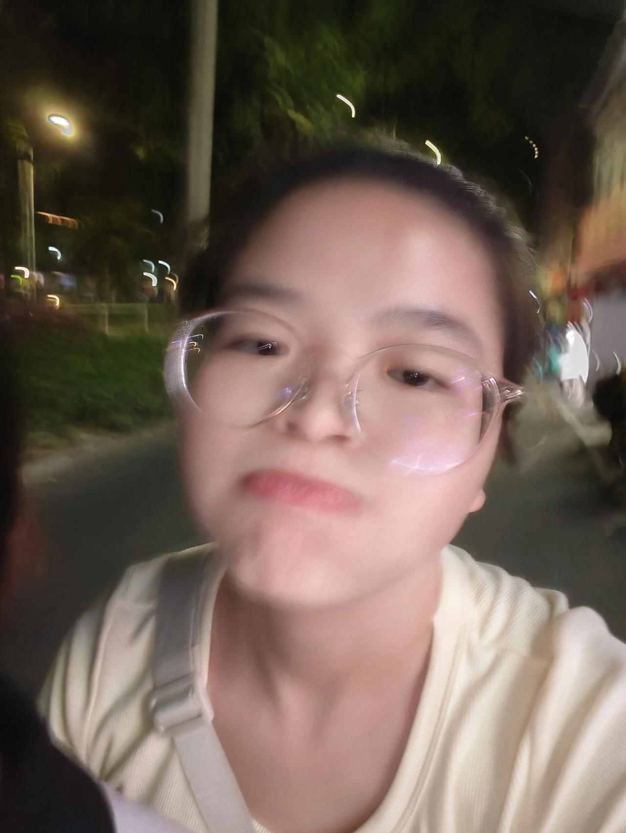 情绪就是一场无底洞的内耗效应。
我会难过，
我会胡思乱想，
我会无厘头的低落，