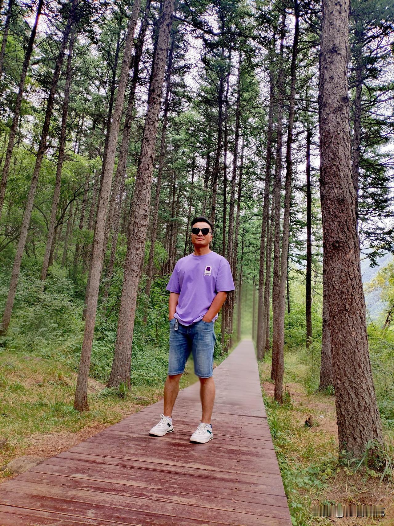 冬日随笔

狂风是寒流入侵的前兆
奔跑的野兔不会告诉你
森林公园里的树木和地下的