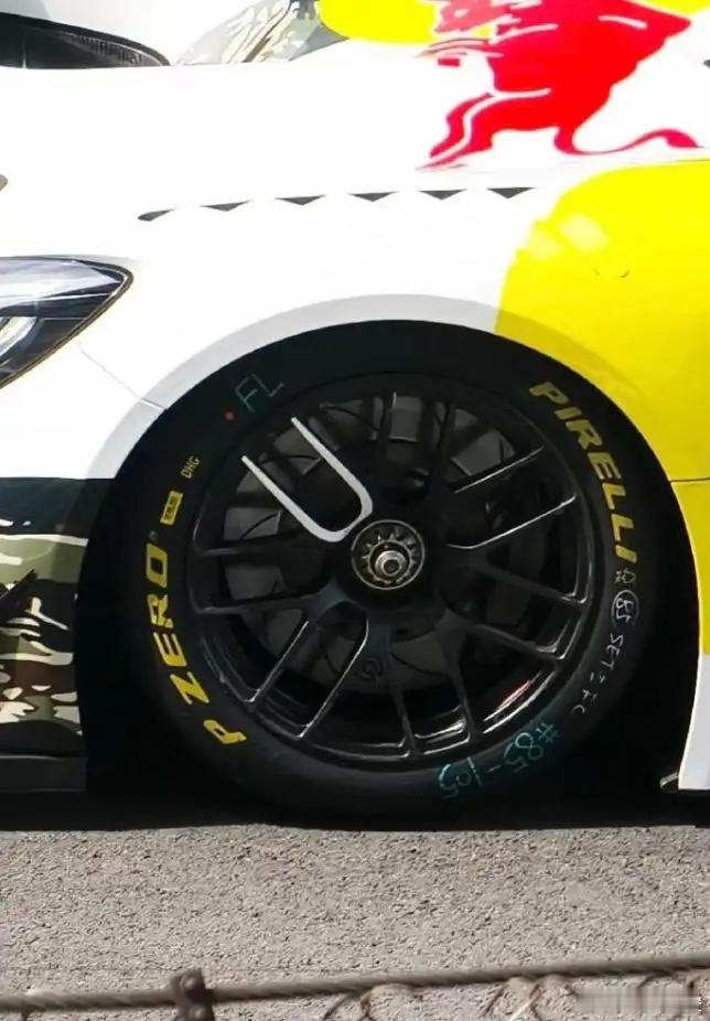 博君一肖又炸锅了！王一博这两天在上海参加比赛，他车轮编号被发现是85-105，博