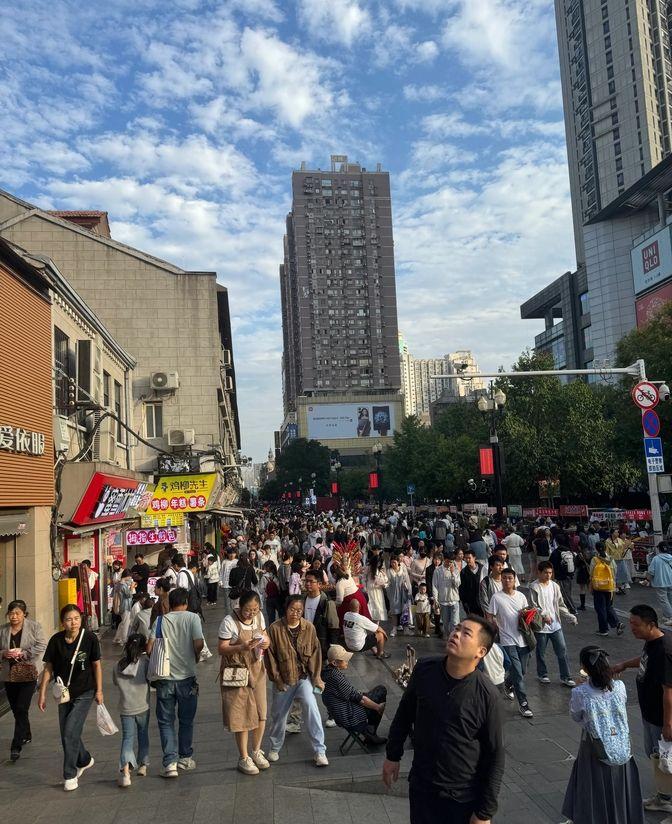 国庆第三天，下午三点左右，武汉的江汉路就已经挤得不行了。真是热闹啊，不愧是全国最