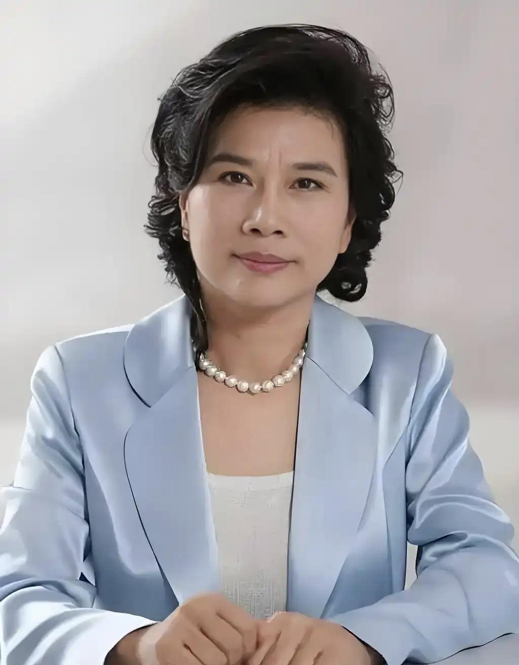 一次，俞敏洪问董明珠：“为什么你丈夫去世将近30年你都没有再婚？”
 
面对这个