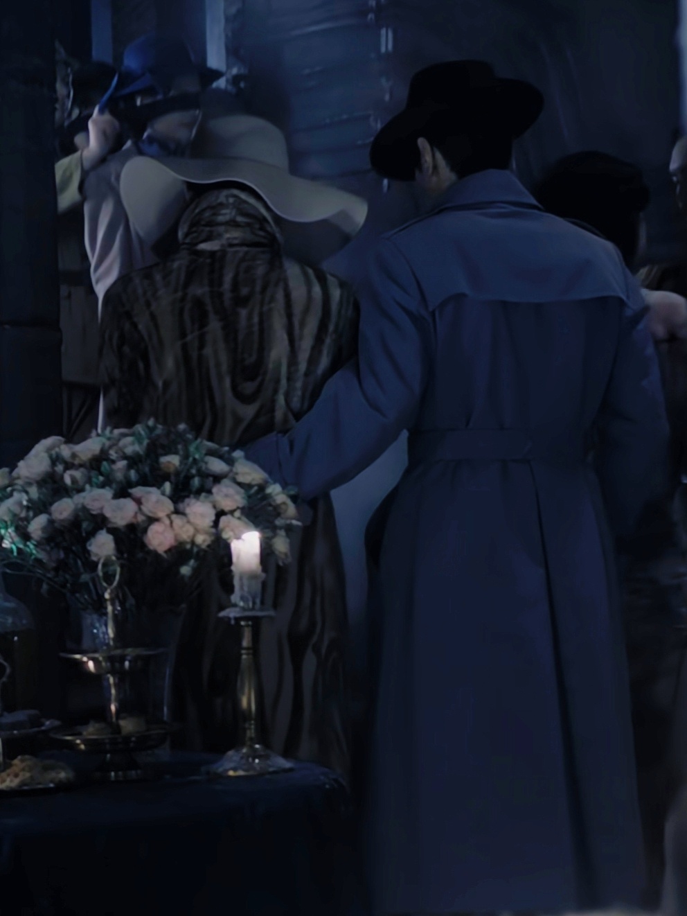 揽的一下，把腰身儿都揽出来了，邱默云右边胯骨先被惯性带过去了，怎么那么会演啊易烊