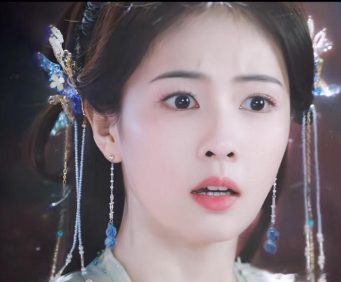 白鹿晒白烁好多小挂坠 我觉得白烁的发饰更漂亮，蝴蝶栩栩如生的。 