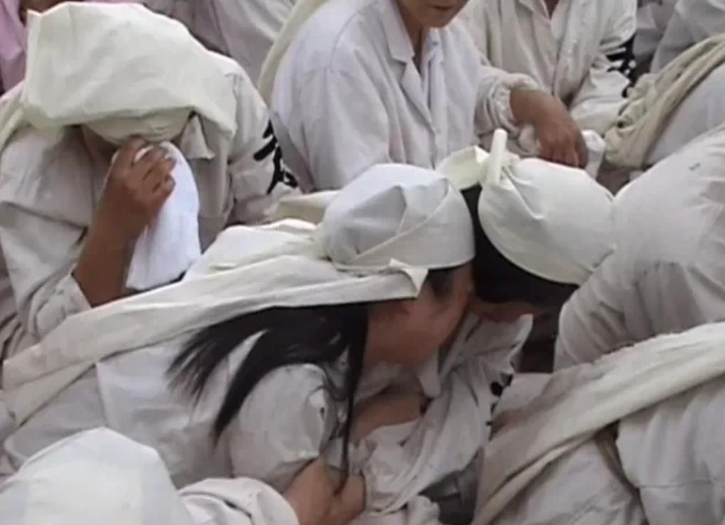 哈尔滨，男子车祸离世，妻子连夜火化，就是为了不让私生子做鉴定，婆婆却跑出来说，孩