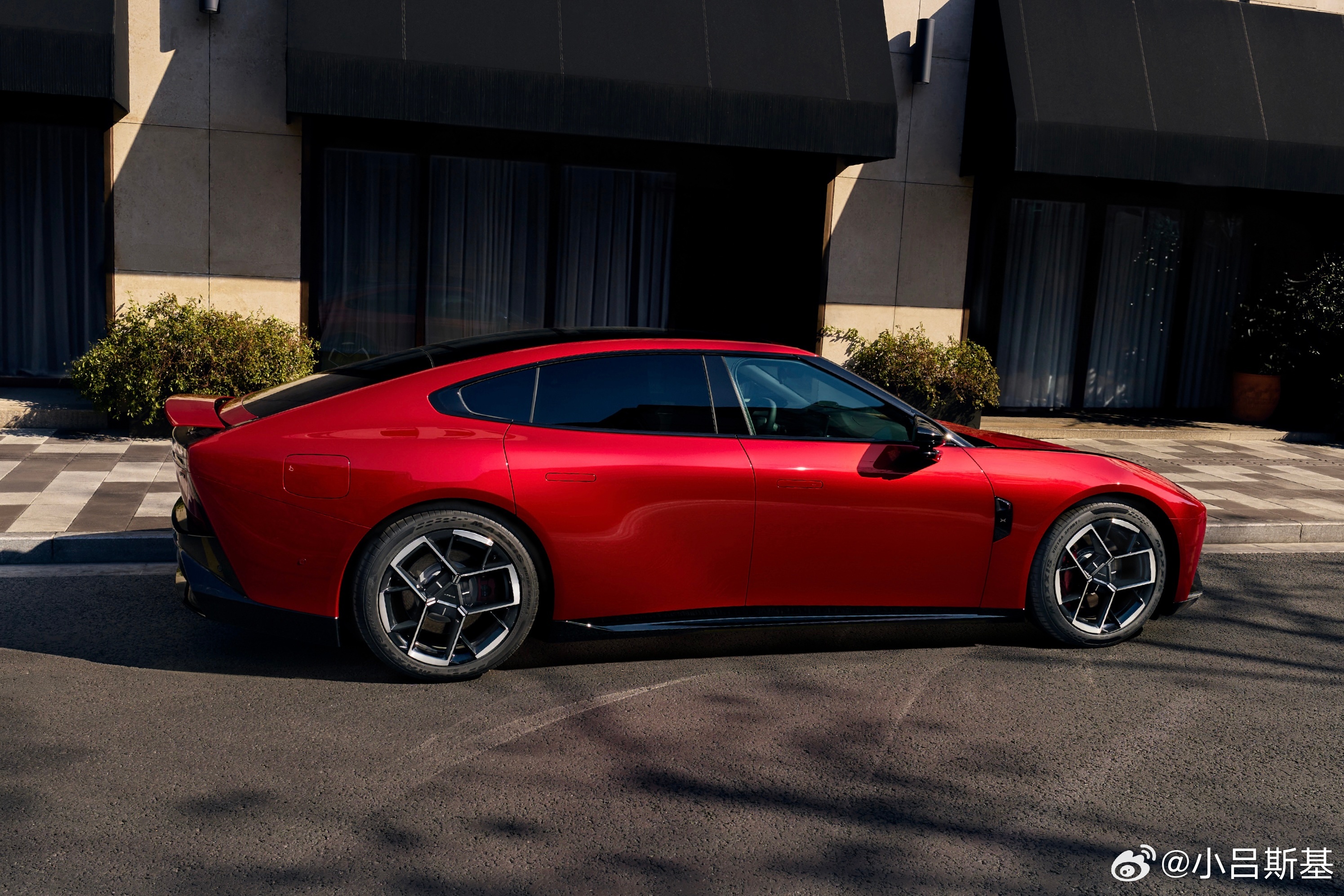 目前看，今年运动型车要开始流行红色了。今天小鹏也发了P7的星耀红配色，下个月要上