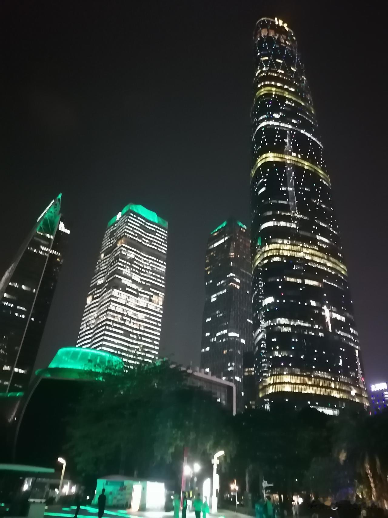 2026年5月12日广州西塔的晚上真美，游客在打卡游玩的也多这就是5月中旬的好天