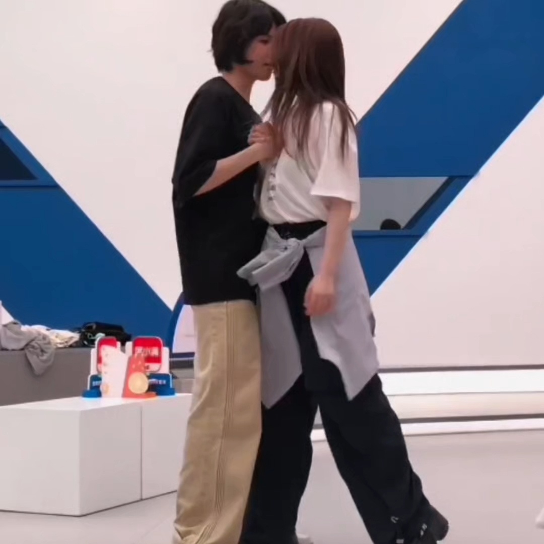 靠那么近偷偷打个啵都没人发现是吧清花慈……所以真的没有偷偷打啵吗？  专栏 · 