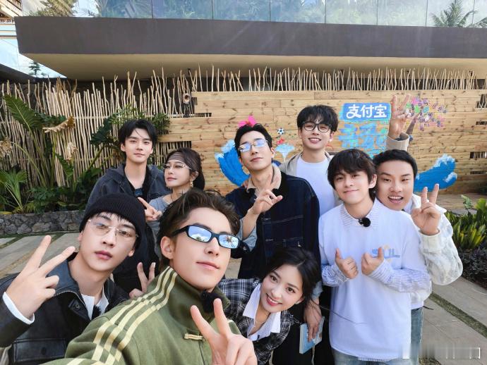 王鹤棣沈月武艺马思超8年前合照王鹤棣沈月武艺马思超第二季旧照考古挖到宝！四小只的