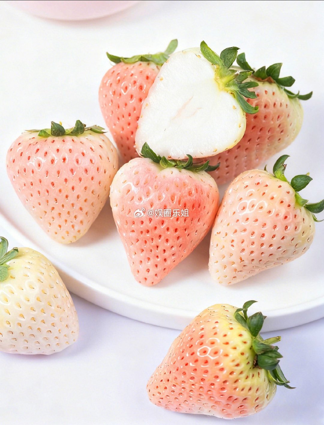 草莓的一生也是好起来了，多赛道营业，如今也是到了火锅的时候🍲草莓下火锅