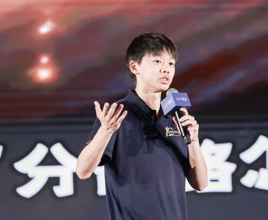 上海交大学霸在论坛玩起赛博说唱未来的演唱会里，可能真的会出现“机器人队友”。这次