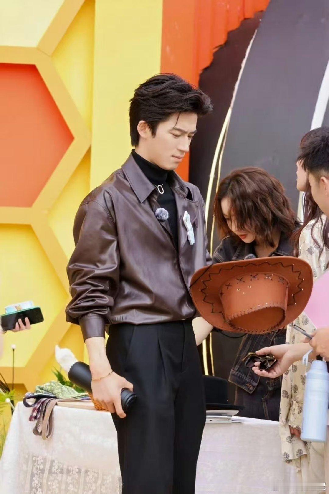 王星越我的身材很曼妙 王星越皮衣造型太绝！曼妙身材尽显，帅到让人尖叫 