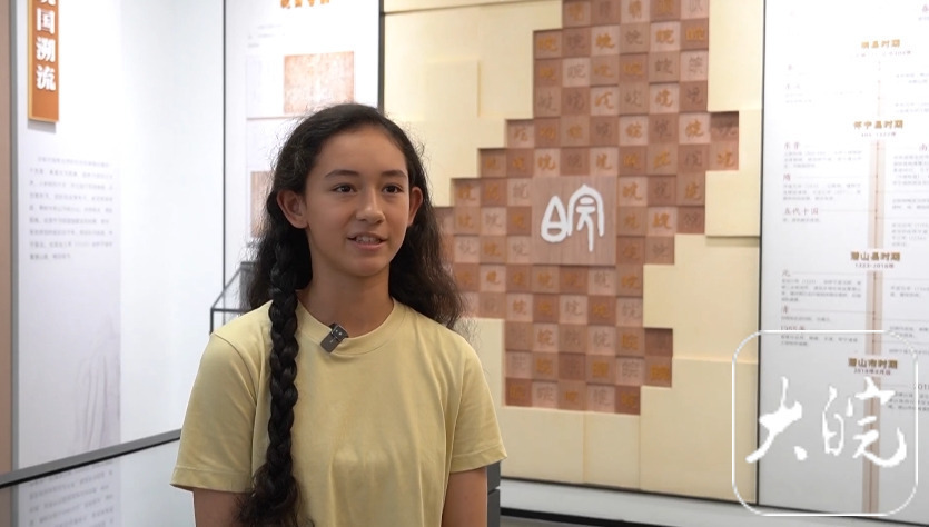 【#13岁华裔小杨贵妃惊艳天柱山#，#加拿大萌娃醉心国粹寻根#】7月24日，在安
