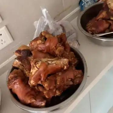 春节前夕，东北多地气温反常回升，冰雪提前解冻。当地居民常年依赖的室外“天然大冰箱