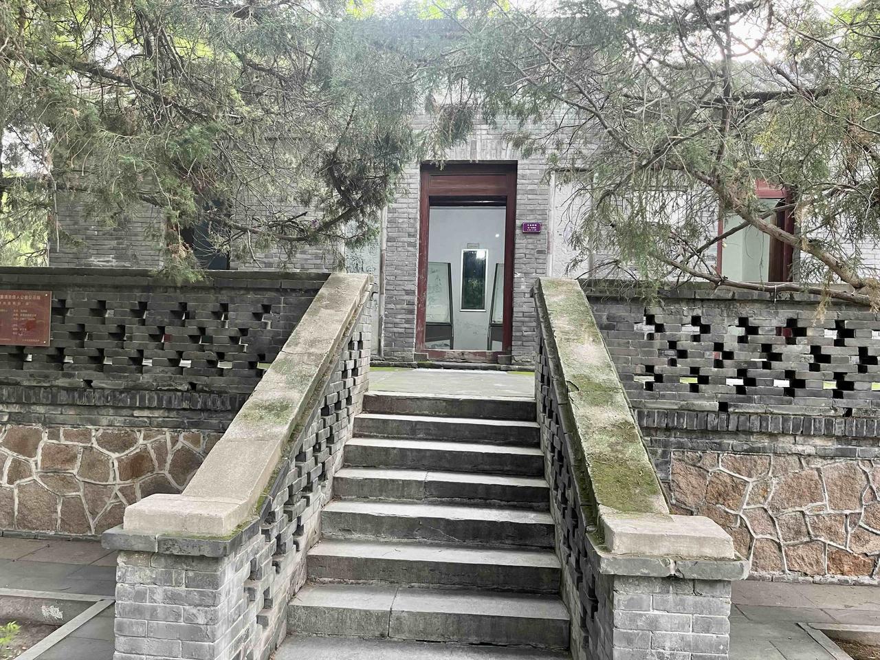 北京龙潭公园有个袁崇焕庙，观感十分压抑！庙小，一股陈腐气味，几乎无陈列，无人看管