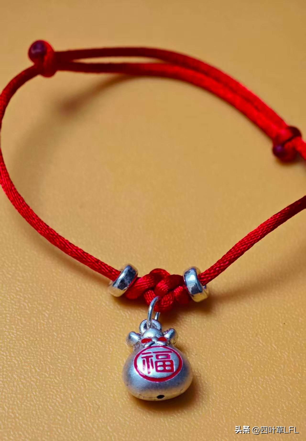 春天到了，戴个好看的手饰，心情愉悦。送自己一个红绳手链，希望愿诸事顺遂，福气缠身